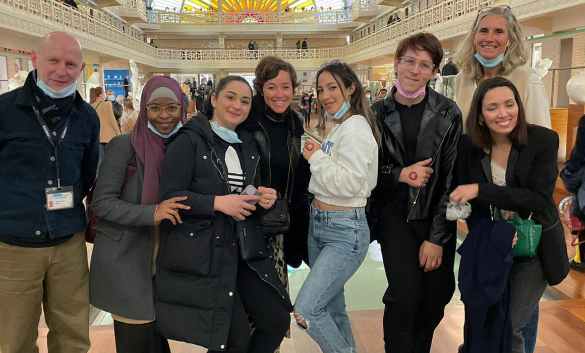 Jeunes femmes des Maisons des Marraines de Lille et Roubaix au musée la Piscine